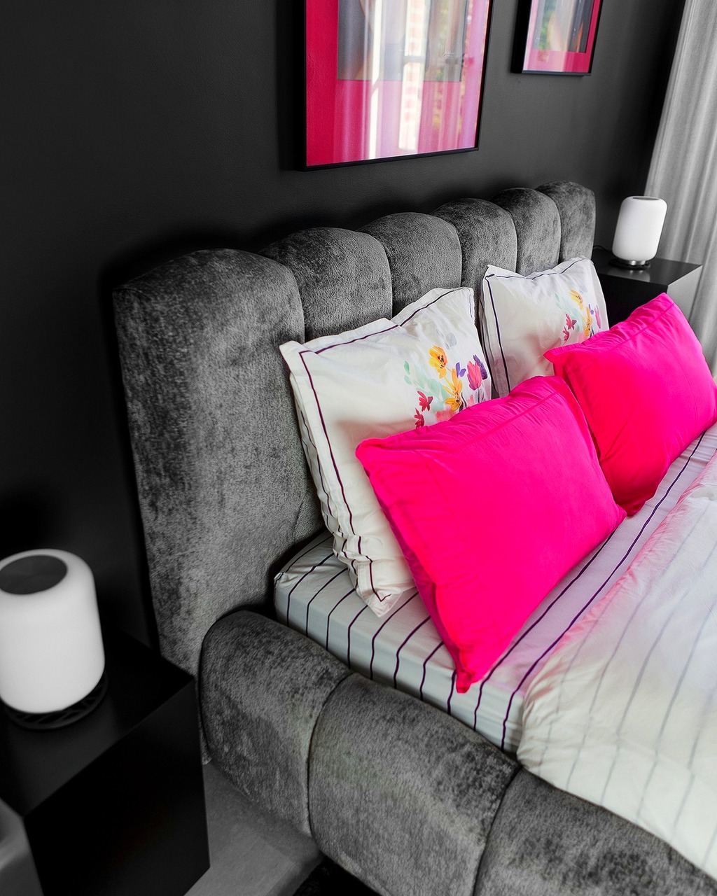 Photographie intérieure haut de gamme avec lit et coussins fuchsia