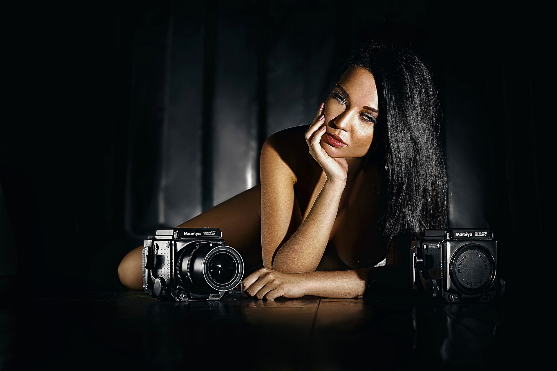 Portrait éditorial en clair-obscur avec deux Mamiya RZ67 pour un client de Carcassonne