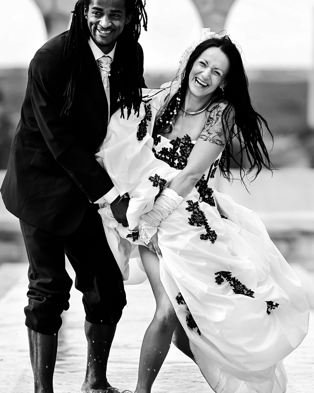 Portrait de mariée en noir et blanc avec bouquet réalisé à Carcassonne