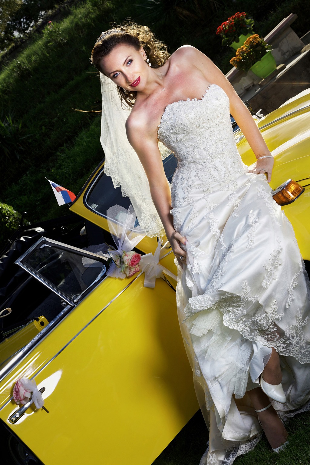 Portrait de mariée avec voiture de collection réalisé dans l’Aude
